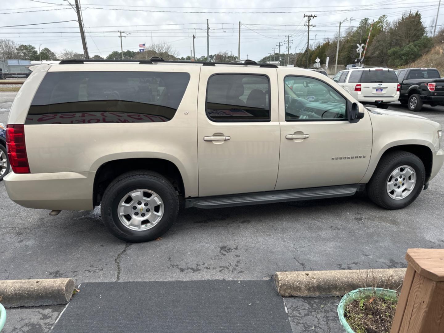 2007 Gold Chevrolet Suburban LS 1500 4WD (3GNFK163X7G) with an 5.3L V8 OHV 16V FFV engine, 4-Speed Automatic Overdrive transmission, located at 5700 Curlew Drive, Norfolk, VA, 23502, (757) 455-6330, 36.841885, -76.209412 - Photo#3